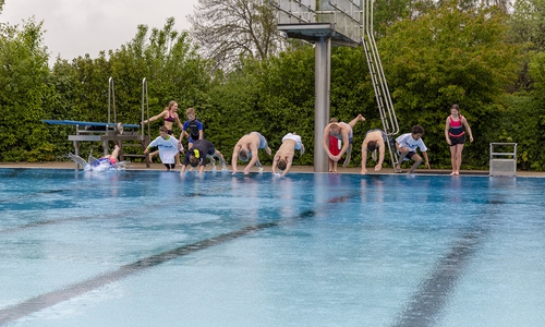 Mutiges Anbaden bei 14 Grad Wassertemperatur. Foto: Jan Schlüter