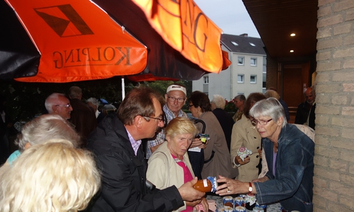 Marmeladenverkauf vor der Kirche St. Ansgar,
Waldenburger Straße, Foto:  Elisabeth König