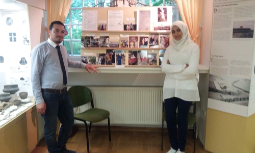 Mohammad Al Nassar mit seiner Frau Hudda vor ihren privaten Fotos. Foto: Privat