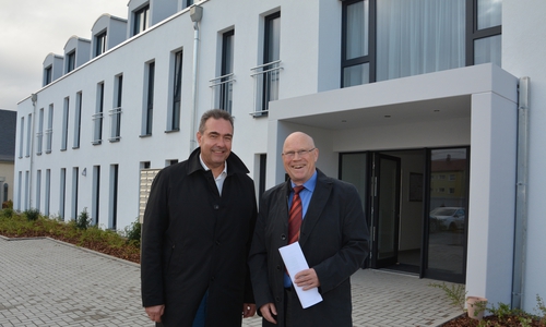 Jens Segler (links) und Wolf-Rüdiger Umbach freuen sich über das neue Wohnheim-Ensemble am Exer. Foto: tiw
