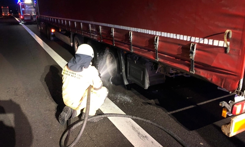 Der Reifen wurde gekühlt- Fotos: Feuerwehr Helmstedt