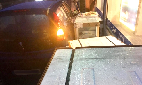 Ein Peugeot 107 schleuderte in die Waschmaschinen vor einem Elektronikfachmarkt. Foto: Nils Willke