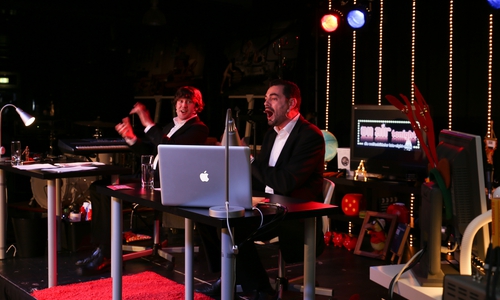 Carsten Schrader und Martin Tschupke senden "on air tonight" aus dem Foyer der Lindenhalle. Foto: Fabian Müller