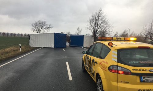 Umgeworfen: Der LKW kam auf der Seite zu liegen. Fotos: aktuell24
