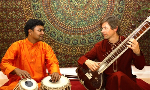 Ashis Paul (Tablas) Jens "Yogendra" Eckert (Sitar). Foto: Stadtbibliothek Wolfsburg