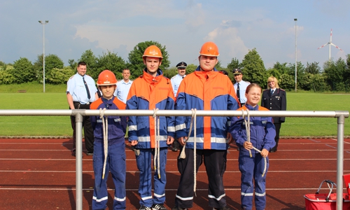 Jan-Luka Drewes, Vincent Retter, Torben Grothe und Lea Böttcher von der Feuerwehr Biewende Semmenstedt zeigen ihre Knotenkünste unter genauer Beobachtung der Feuerwehrvertreter aus der Gemeinde, dem Kreis und dem Bezirk. Foto: Max Förster