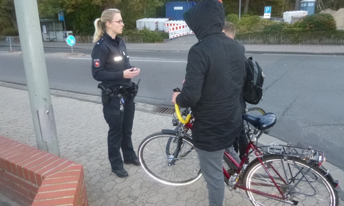 Die Einsatzleiterin, Polizeikommissarin Sarah Reichardt, bei einem erzieherischen Gespräch mit zwei ertappten Radfahrern. Foto: Polizeiinspektion Gifhorn