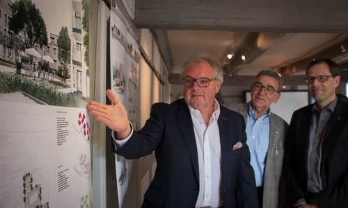 THI Holding Geschäftsführer Kurt Fischer präsentiert im Beisein von Bürgermeister Thomas Pink und Erstem Stadtrat Knut Foraita das Neubauprojekt am östlichen Fallsteinweg. Foto: Werner Heise