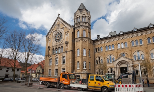 Noch ist ein großer Bereich auf dem Schulhof des Ratsgymnasiums abgesperrt. Foto: Alec Pein 