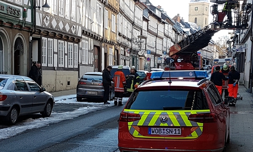 Für den Patiententransport wurde der Einsatz einer Drehleiter nötig. Foto: Feuerwehr Goslar