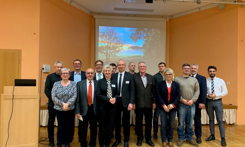 Landrätin Christiana Steinbrügge und der Bürgermeister der Samtgemeinde Oderwald, Marc Lohmann, begrüßten die Teilnehmenden und Referierenden (3. u. 4. v.l.). Foto: Samtgemeinde Oderwald

 