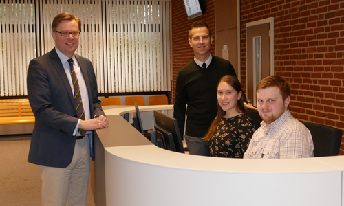 Am neuen Informationsschalter der Zulassungsstelle: (v.l.n.r.) Landrat Dr. Andreas Ebel, Andreas Fricke (Abteilungsleiter Verkehrswesen, Landkreis Gifhorn) sowie (sitzend) die beiden Mitarbeiter Susanne Horn und Jonas Frühmark. Foto: Landkreis Gifhorn