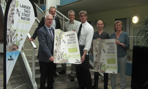 Präsentierten das Programm zum Langen Tag der Stadtnatur: (von links) Erster Stadtrat Werner Borcherding, der Leiter des Umweltamtes der Stadt, Dr. Horst Farny, Stadtförster Dirk Schäfer, Christian Schreiter (BUND), Daniel Kern und Ingeburg Schoß (beide Umweltamt der Stadt). Foto: Stadt Wolfsburg