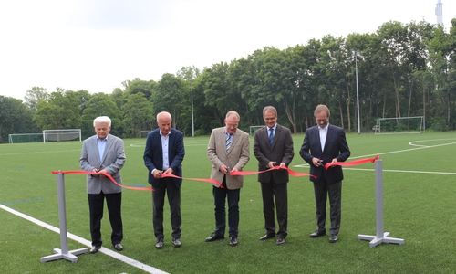 Franz Matthies, Präsident Stadtsportbund, Klaus Wendroth, Vorsitzender Sportausschuss, Frank Graffstedt, Bezirksbürgermeister, Ulrich Markurth, Oberbürgermeistert und Andreas Becker, Vizepräsident Fußball, Eintracht Braunschweig (von links nach rechts) bei der Eröffnung. Foto: Robert Braumann