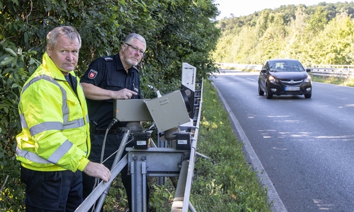 Mit moderner Technik gegen Raser: Polizeioberkommissar Joachim David und Hauptkommissar Marcus Müller. Fotos: Rudolf Karliczek