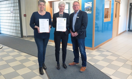  Landrätin Christiana Steinbrügge, Gesamtpersonalrat Klaus Kühle und Personalrätin Kerstin Weise haben sich gegen jegliche Form von Gewalt am Arbeitsplatz in der Landkreisverwaltung ausgesprochen. Foto: 