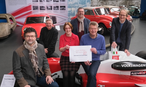 Spendenübergabe im AutoMuseum: Es freuen sich (sitzend,von links) Pfarrer Thomas Hoffmann, Susanne Wiersch, Rüdiger Schingale
Hintere Reihe von links: Eberhard Kittler, Paul-Gerhard Blüthner und Probst Ulrich Lincoln. Foto: AutoMuseum Volkswagen 