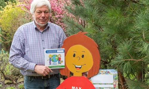 Reinhard Voges zeigt die Klimaschutz Broschüre für Schulkinder. Foto: Tanja Bischoff