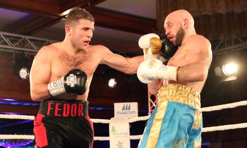Howik Bebraham kassiert eine Linke von Fedor Papazov. Foto: Frank Neuendorf/Jahn Pictures