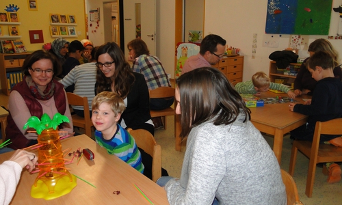 Kindergartenleiterin Sandra Helbing (l.) und Leiterin der Sparkassenfiliale Gamsen, Vanessa Günther (2.v.l.), durften mit Kindern und Eltern die neuen Spiele testen. Foto: Sparkasse Gifhorn-Wolfsburg