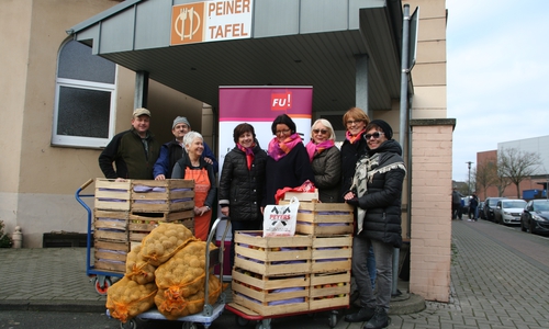 Henning Peyers, Klaus-Peter Lange (Tafel), Marion Baumhoer (Tafel), Renate Rehnelt, Marion Övermöhle-Mühlbach, Monika Orlinski, Ute Hansen und Brigitte Nowak-Rötker. Foto: Peiner CDU Frauen Union
