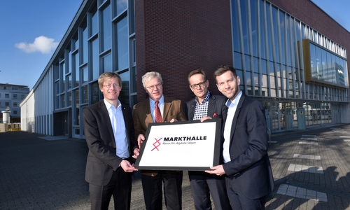 Wolfsburgs digitaler Hot-Spot kommt. Dr. Tim Schumacher (Geschäftsführer VfL Wolfsburg; v.l.), Julius von Ingelheim (Leiter Regionalstrategie und Standortentwicklung der Volkswagen AG), Hans-Dieter Brand (Geschäftsführer der Neuland) und Dennis Weilmann (Dezernent für Wirtschaft, Digitales und Kultur der Stadt Wolfsburg) erwarten die anstehende Umbauphase. Foto: Lars Landmann