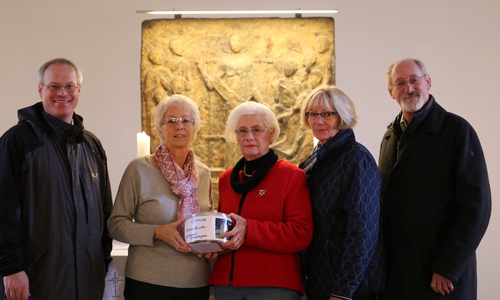 Kürzlich übergaben Doris Gonser und Elke Sprötge die Spendendose an Pfarrer Ulf Stoischek und die Kirchenvorstandsmitglieder Marianne Buchholz und Volker Brandt. Foto: Kirchenvorstand Cremlingen