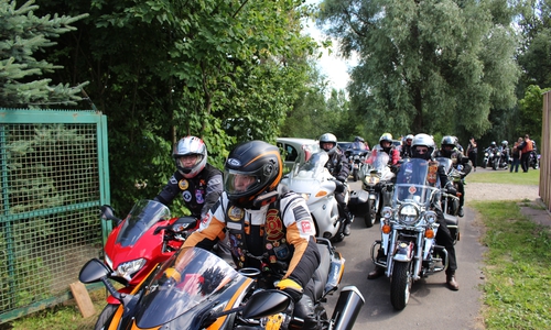 Die Feuerwehrleute des Wolfenbütteler Chapters des Red Knights Motorcycle Clubs und Freunde gingen auf Tour. Fotos: Max Förster