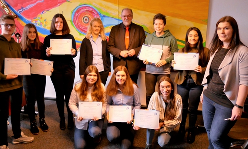Die erfolgreichen Schülerinnen und Schüler zusammen mit Schulleiter Hans-Peter Dreß, Lehrerin Nadine Müller und Wencke Ahäuser von der Kvhs. Foto: Ratsgymnasium Goslar