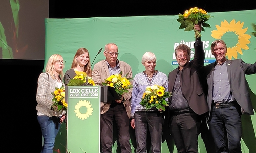  

LVO von links nach rechts: Nadja Weipert (Beisitzer), Anne Kura (Vorsitz), Heiner Scholing (Beisitzer), Brigitte Deyda (Schatzmeisterin), Heiko Sachtleben (Beisitzer) und Hanso Janßen (Vorsitz). Foto: Grüne