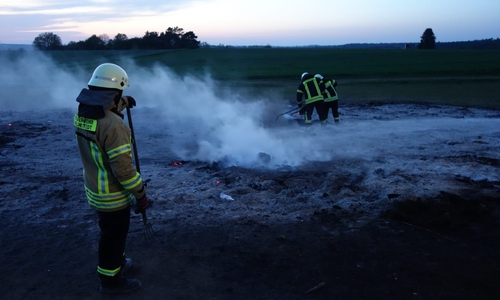Schnell konnte die Feuerwehr Emmerstedt die Glutnester ablöschen. Foto: Feuerwehr