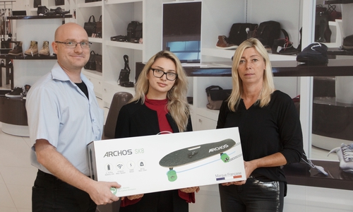 Sören Albrecht-Wilk, Bereichsleiter bei Expert überreichte der Hauptgewinnerin Lava Rasho zusammen mit Karina Karger vom Center-Management des Forums ein E-Skateboard für ihre gute Sportnote. Foto: Marvin König