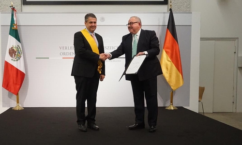 Der SPD-Bundestagsabgeordnete Sigmar Gabriel ist in Berlin für seine Verdienste um die deutsch-mexikanischen Beziehungen mit dem "Orden vom Aztekischen Adler" ausgezeichnet worden, dem höchsten Orden, den Mexiko an Ausländer vergibt. Foto: SPD