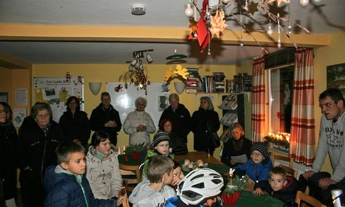 Vertreter aller Geneartionen kamen zum lebendigen Adventskalender in der Ulme zusammen. Fotos: WoBau