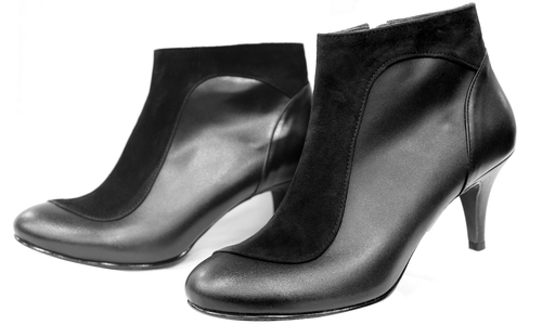 Die Polizisten wurden glücklicherweise nicht von den Schuhen getroffen. Symbolfoto: Pixabay