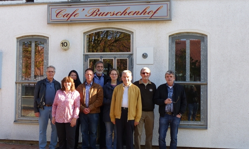 Die Sickter SPD-Fraktion vor dem neuen Dorfgemeinschaftshaus „Cafè Burschenhof“. Foto: Privat