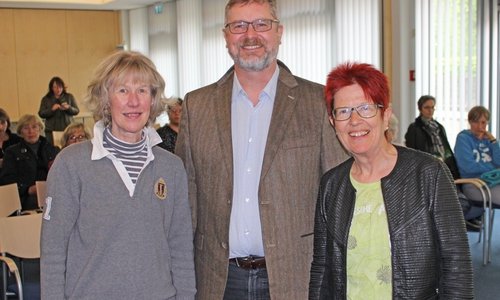 Chefarzt Matthias Buhles im Vorfeld der Veranstaltung zusammen mit den Mitgliedern des Fördervereins, Dörthe-Weddige-Degenhard (re.) und Birgit Remper-Hinterland. Foto: Städtisches Klinikum