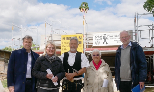 Von links: Stadtrat Thorsten Drahn, Kita-Leitung Kerstin Nowi, Zimmerermeister Olaf Dornieden, Ortsbürgermeisterin Hiltrud Bayer und Bernd-Georg Kuder (Stadt Wolfenbüttel). Foto: Stadt Wolfenbüttel