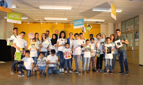 Kinder und Jugendliche mit ihren Fotobüchern nach der gelungenen Theateraufführung. Foto: Jan Weber