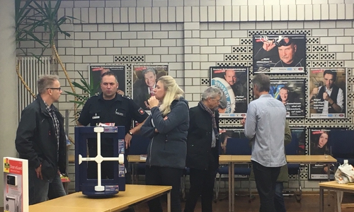 POK Schulze im Beratungsgespräch. Foto: Polizei Goslar