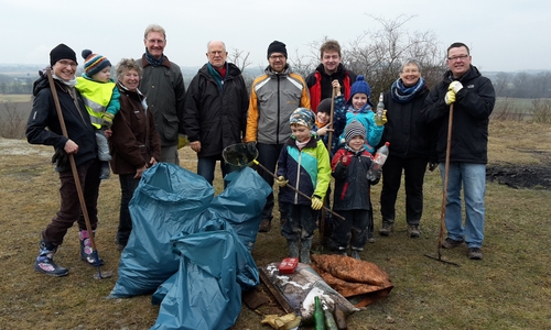Die Kreisgruppe des NABU räumte am Kalkberg auf. Foto: Cornelia Schilling