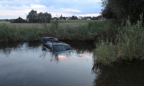 Der SUV machte sich selbstständig und versank in der Mittelriede. Foto: Polizei Braunschweig