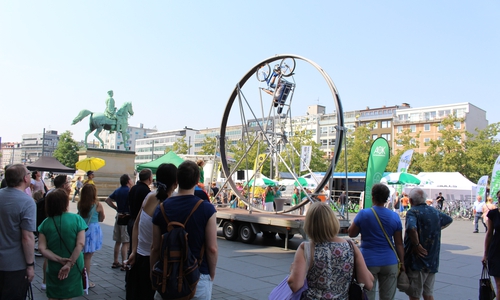 Überschlag im Loopingbike. Die Fahrradtage locken mit außergewöhnlichen Attraktionen auf den Schlossplatz. Foto: Jan Borner