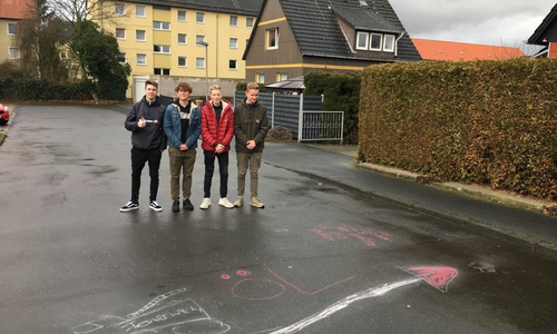 Diese Jungs haben auf kreative Art und Weise Zivilcourage gezeigt. Fotos: Feuerwehr Wolfenbüttel