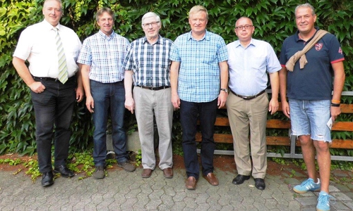 Verlebten mit den Bürgerinnen und Bürgern ein schönes Hoffest (v. l. n. r.): Frank Oesterhelweg (CDU-Kreisvorsitzender), Hartwig Behrens und Klaus Singelmann (CDU-Schöppenstedt), Dietmar Fricke und Andreas Meißler (CDU-Kreisvorstand) und Andreas Glier (KPV-Vorsitzender). Foto: Meißler 