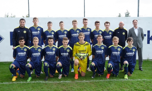 Geschäftsführer Dirk Evers von der Evers Bau-Tischlerei überreichte der Mannschaft aus der Bezirksliga Braunschweig Süd die Spende.