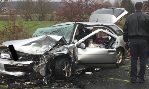 Die beiden Autos stießen Frontal zusammen. Foto: Feuerwehren Baddeckenstedt