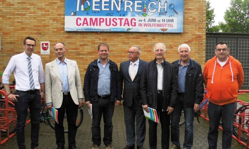  Auf Einladung von Professor Dr. Andreas Ligocki besuchte der Ehemaligenverband des Theodor Heuss Gymnasiums jüngst die Fakultät Maschinenbau an der Ostfalia in Wolfenbüttel. Professor Dr. Andreas Ligocki (l.) führte den Ehemaligenverband des THG durch die Ostfalia in Wolfenbüttel. Foto: Ostfalia 
