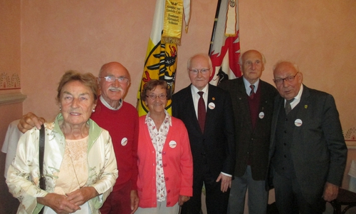 Mit großem Interesse verfolgten die Wolfenbütteler Delegierte den „Tag der Heimat“, im Bild die Gruppe, mit Fritz Folger. Von links: Gisela und Erhard Piske, Anneliese Wolf, Fitz Folger, Georg Hattwig und Dieter Lorenz. Foto Privat