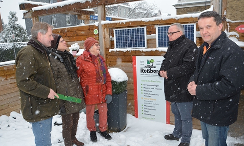 Matthias Rossberg (links) mit seinen Besuchern vom Gärtnermuseum (rechts daneben): Schriftführerin Rosi Isensee, Beisitzerin Elisabeth Schwieger, Geschäftsführer Andreas Meißler und der Vorsitzende Florian Kinne. Sie betrachten die Gartenelemente zur Gewinnung von Solarenergie. Foto: Firma Rossberg.